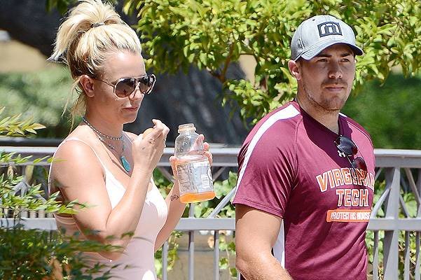 Britney Spears and her boyfriend David Lucado go grocery shopping in Thousand Oaks