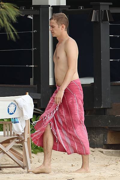 EXCLUSIVE: Pregnant Rachel Bilson shows off her baby bump in a mismatched bikini at the beach with boyfriend Hayden Christensen.