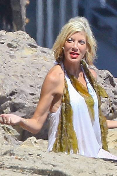 Tori Spelling and family hit the beach