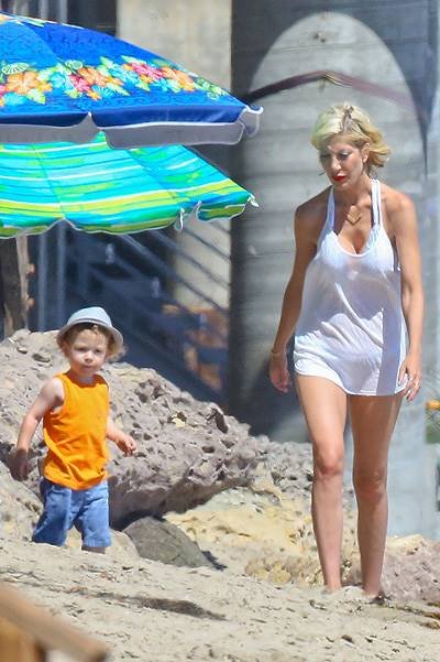 Tori Spelling and family hit the beach