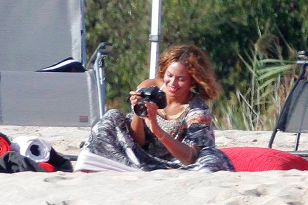 EXCLUSIVE - Beyonce celebrates her birthday with Jay-Z and Blue Ivy in South of France. Beyonce wears a loose dress, is she pregnant of her second child ?