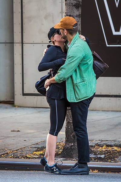 EXCLUSIVE: **PREMIUM RATES APPLY** Scarlett Johansson and Romain Dauriac kissing in NYC